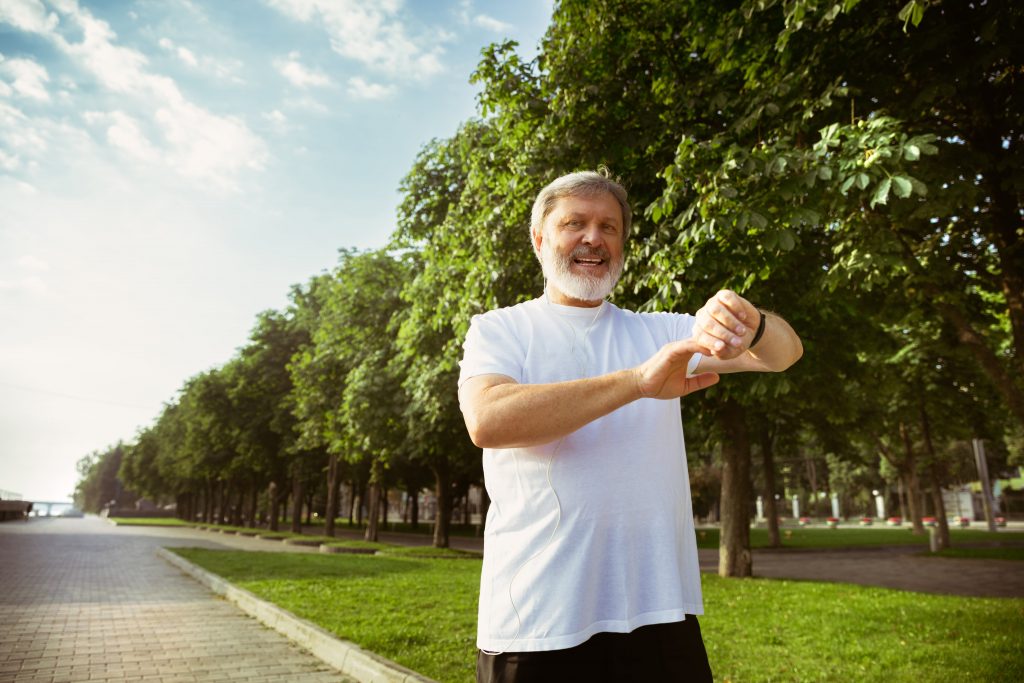 mężczyzna 60 plus uprawiający jogging 