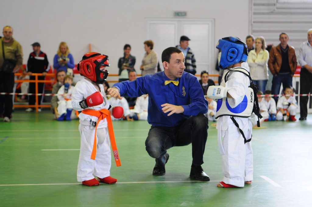 dzieci na zajęciach kick boxing