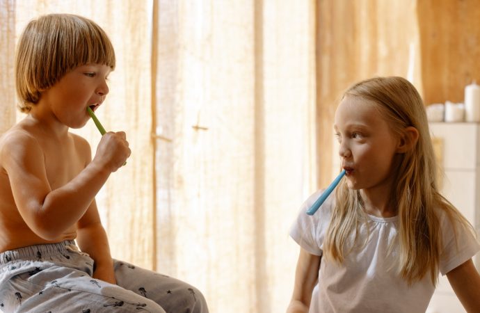 Brushing children’s teeth. How to encourage them?