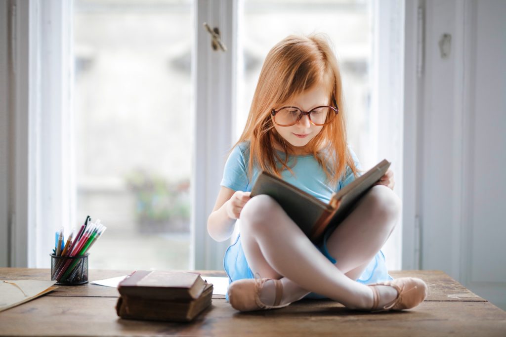 dziewczynka czyta książkę