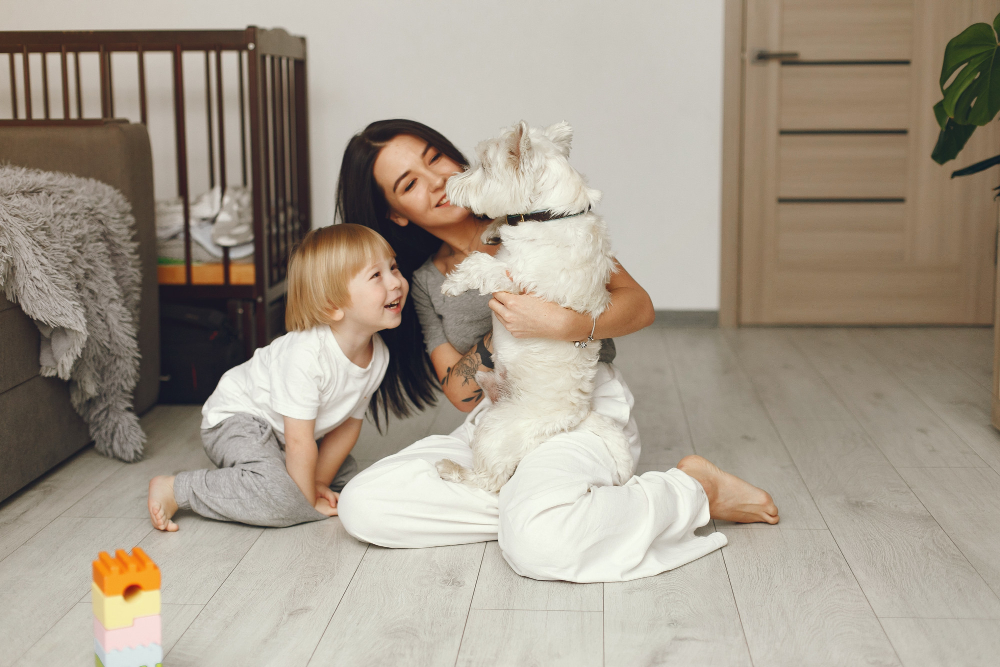 kobieta z psem i dzieckiem 
